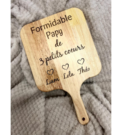 Planche à découper en bois personnalisée « Formidable Papy de 3 petits cœurs »