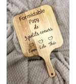 Planche à découper en bois personnalisée « Formidable Papy de 3 petits cœurs »