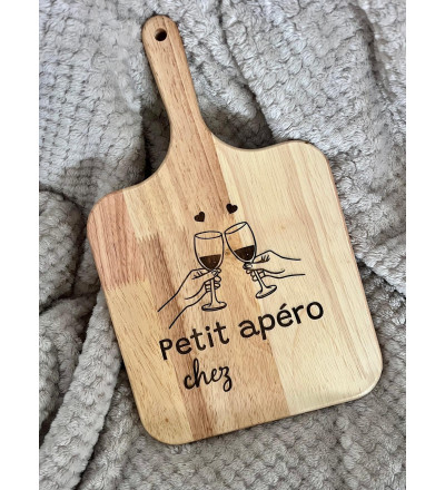 Planche à découper « Petit apéro chez » personnalisée – Gravure avec verres de vin