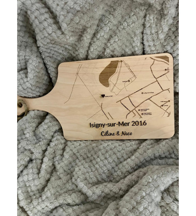 Planche à découper « carte lieu de rencontre » personnalisée – Gravure avec map, ville, date et prénoms