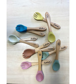 Set Repas Bébé Silicone Complet – Assiette et Bol, Gobelet, Bavoir, Cuillère et Fourchette Bois Personnalisable