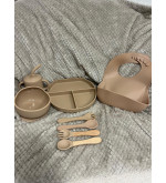 Set Repas Bébé Silicone Complet – Assiette et Bol, Gobelet, Bavoir, Cuillère et Fourchette Bois Personnalisable