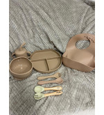 Set Repas Bébé Silicone Complet – Assiette et Bol, Gobelet, Bavoir, Cuillère et Fourchette Bois Personnalisable