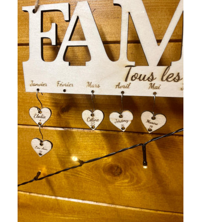 Suspension anniversaires de la famille - personnalisable + 20 coeurs