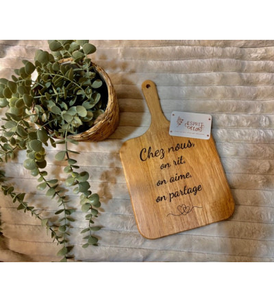 Planche à découper "Chez nous, on aime, on rit, on partage"