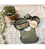 Set Repas Bébé Silicone Complet – Assiette et Bol, Gobelet, Bavoir, Cuillère et Fourchette Bois Personnalisable